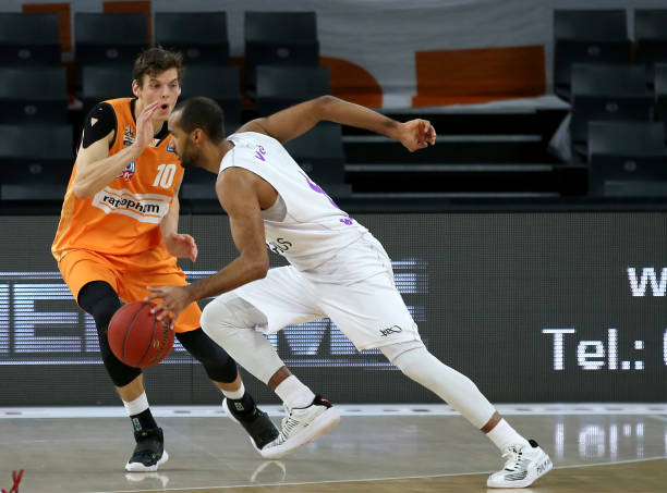 他们的中场 他们的中场