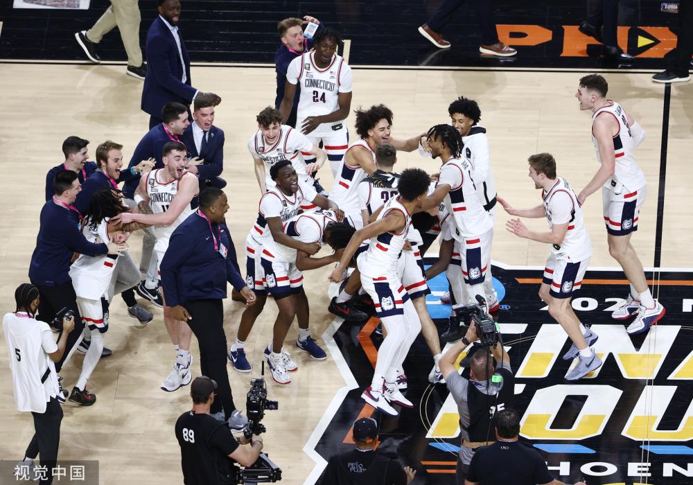 队成员深思 队成员深思