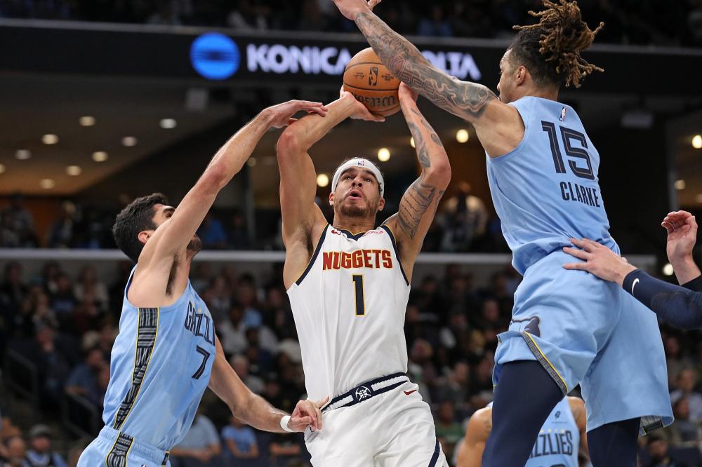 得十分僵硬 得十分僵硬